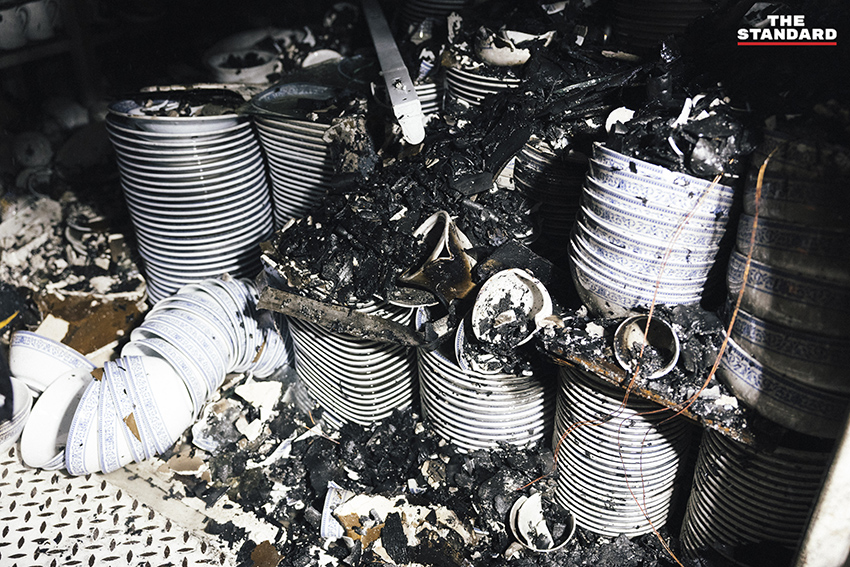 ภาพมุมกว้างเหตุเพลิงไหม้ร้านค้าในตลาดนัดจตุจักรยามค่ำคืน ขณะเจ้าหน้าที่ระดมกำลังฉีดน้ำสกัดเพลิง โดยมีควันไฟพวยพุ่งเหนือหลังคา 8