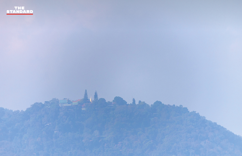 ภาพมุมกว้างของเมืองเชียงใหม่ที่ถูกปกคลุมด้วยฝุ่นควันหนาแน่น จนมองเห็นดอยสุเทพได้เลือนราง 2