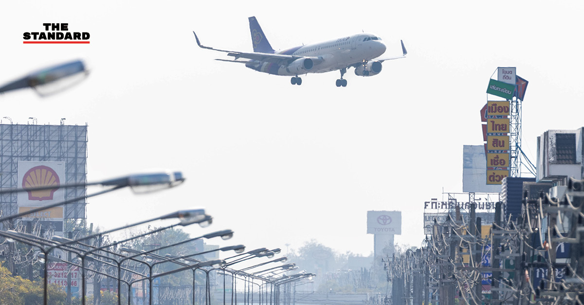 ภาพมุมกว้างของเมืองเชียงใหม่ที่ถูกปกคลุมด้วยฝุ่นควันหนาแน่น จนมองเห็นดอยสุเทพได้เลือนราง