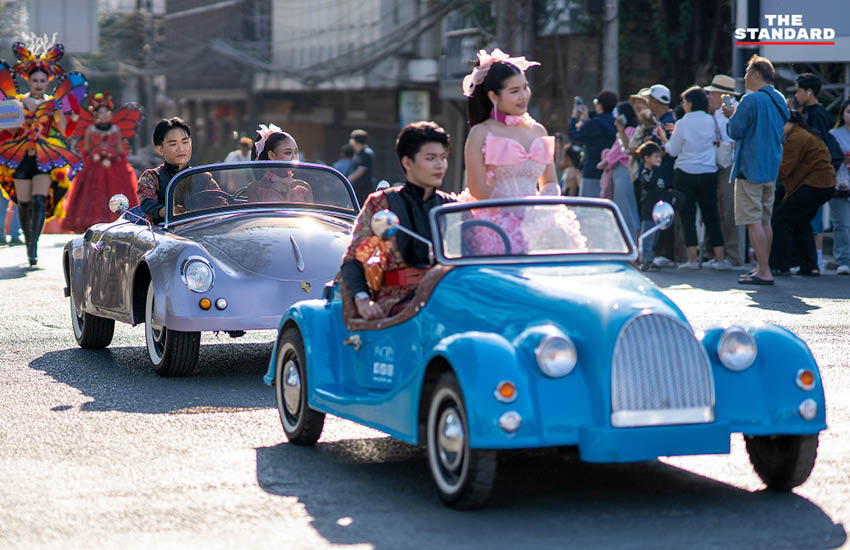 ขบวนรถบุปผชาติสีสันสดใสในงานมหกรรมไม้ดอกไม้ประดับจังหวัดเชียงใหม่ ครั้งที่ 49 จัดขึ้นเพื่อเทิดพระเกียรติ สมเด็จพระนางเจ้าสิริกิติ์ พระบรมราชินีนาถ พระบรมราชชนนีพันปีหลวง มีประชาชนและนักท่องเที่ยวร่วมชมอย่างเนืองแน่น 1