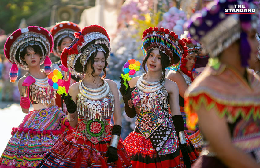 ขบวนรถบุปผชาติสีสันสดใสในงานมหกรรมไม้ดอกไม้ประดับจังหวัดเชียงใหม่ ครั้งที่ 49 จัดขึ้นเพื่อเทิดพระเกียรติ สมเด็จพระนางเจ้าสิริกิติ์ พระบรมราชินีนาถ พระบรมราชชนนีพันปีหลวง มีประชาชนและนักท่องเที่ยวร่วมชมอย่างเนืองแน่น 2