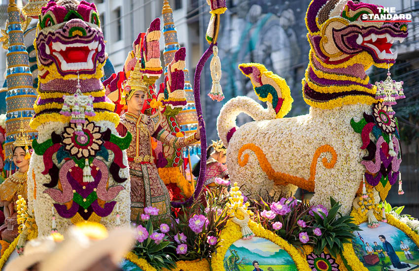 ขบวนรถบุปผชาติสีสันสดใสในงานมหกรรมไม้ดอกไม้ประดับจังหวัดเชียงใหม่ ครั้งที่ 49 จัดขึ้นเพื่อเทิดพระเกียรติ สมเด็จพระนางเจ้าสิริกิติ์ พระบรมราชินีนาถ พระบรมราชชนนีพันปีหลวง มีประชาชนและนักท่องเที่ยวร่วมชมอย่างเนืองแน่น 3