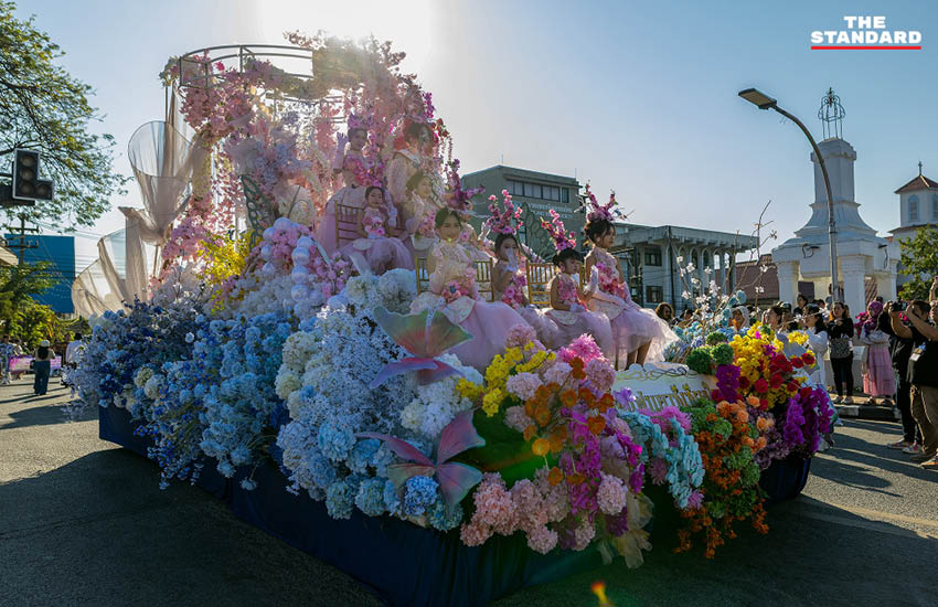 ขบวนรถบุปผชาติสีสันสดใสในงานมหกรรมไม้ดอกไม้ประดับจังหวัดเชียงใหม่ ครั้งที่ 49 จัดขึ้นเพื่อเทิดพระเกียรติ สมเด็จพระนางเจ้าสิริกิติ์ พระบรมราชินีนาถ พระบรมราชชนนีพันปีหลวง มีประชาชนและนักท่องเที่ยวร่วมชมอย่างเนืองแน่น 4