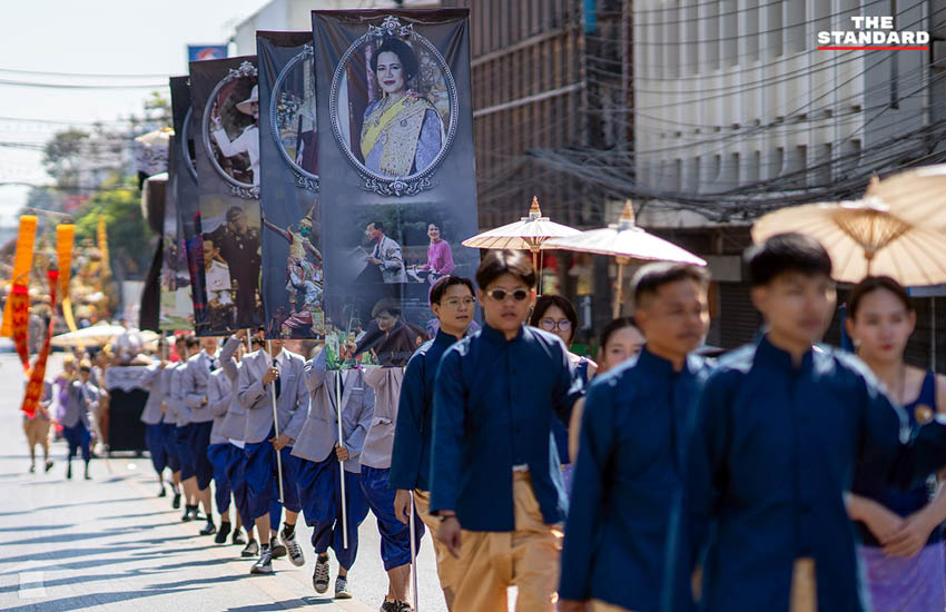 ขบวนรถบุปผชาติสีสันสดใสในงานมหกรรมไม้ดอกไม้ประดับจังหวัดเชียงใหม่ ครั้งที่ 49 จัดขึ้นเพื่อเทิดพระเกียรติ สมเด็จพระนางเจ้าสิริกิติ์ พระบรมราชินีนาถ พระบรมราชชนนีพันปีหลวง มีประชาชนและนักท่องเที่ยวร่วมชมอย่างเนืองแน่น 7