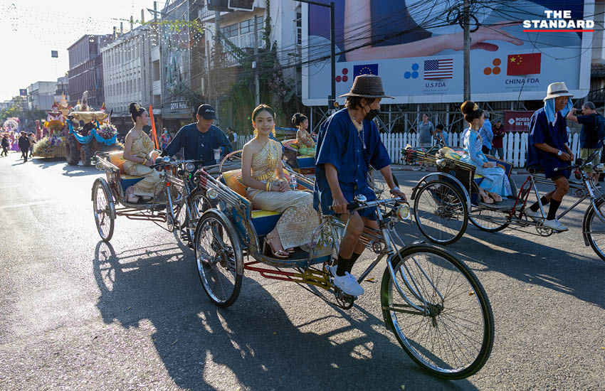 ขบวนรถบุปผชาติสีสันสดใสในงานมหกรรมไม้ดอกไม้ประดับจังหวัดเชียงใหม่ ครั้งที่ 49 จัดขึ้นเพื่อเทิดพระเกียรติ สมเด็จพระนางเจ้าสิริกิติ์ พระบรมราชินีนาถ พระบรมราชชนนีพันปีหลวง มีประชาชนและนักท่องเที่ยวร่วมชมอย่างเนืองแน่น 8