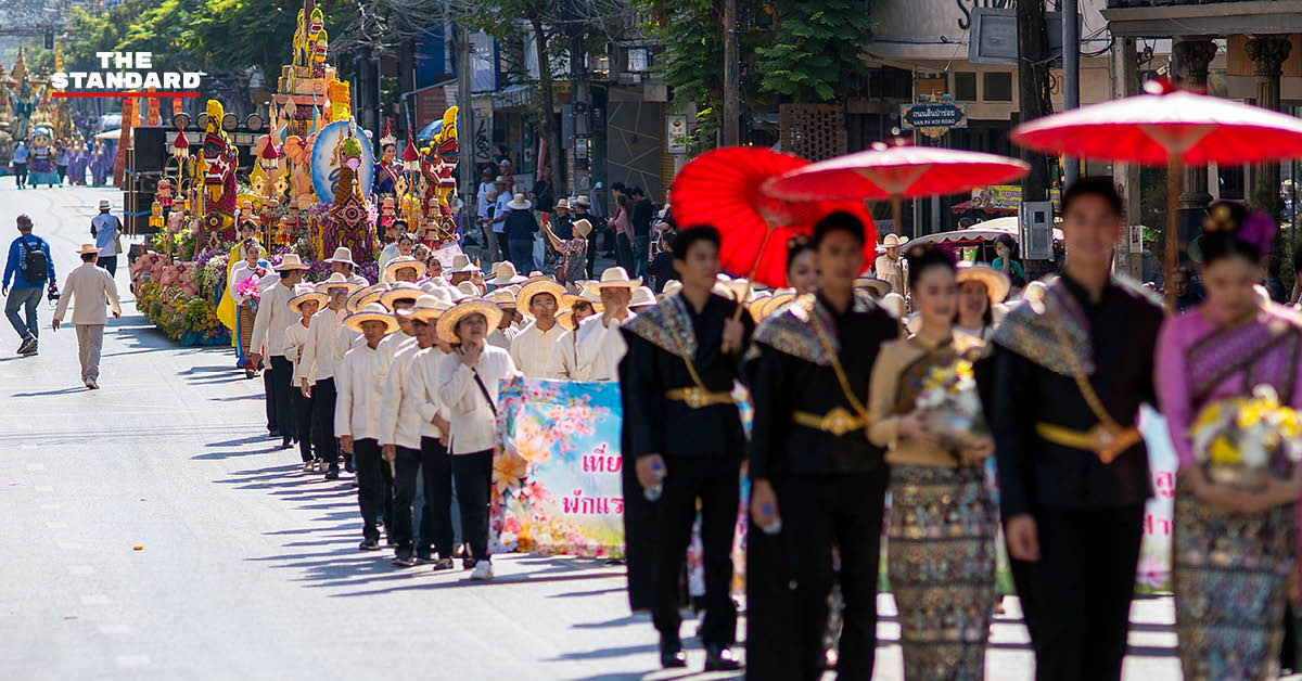 ขบวนรถบุปผชาติสีสันสดใสในงานมหกรรมไม้ดอกไม้ประดับจังหวัดเชียงใหม่ ครั้งที่ 49 จัดขึ้นเพื่อเทิดพระเกียรติ สมเด็จพระนางเจ้าสิริกิติ์ พระบรมราชินีนาถ พระบรมราชชนนีพันปีหลวง มีประชาชนและนักท่องเที่ยวร่วมชมอย่างเนืองแน่น