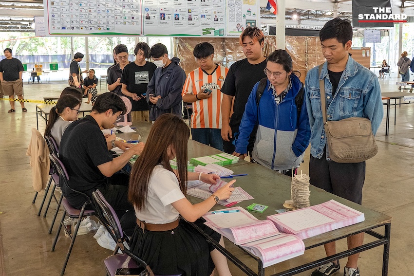 นักศึกษา มหาวิทยาลัยเชียงใหม่ ทยอยใช้สิทธิลงคะแนนเลือกตั้งและประชามติ บริเวณศาลาอ่างแก้ว บรรยากาศคึกคัก 1