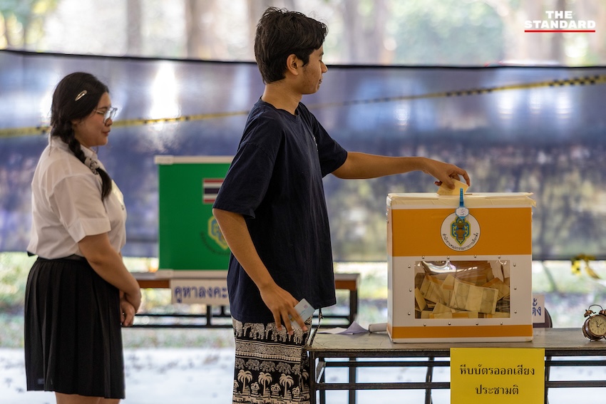 นักศึกษา มหาวิทยาลัยเชียงใหม่ ทยอยใช้สิทธิลงคะแนนเลือกตั้งและประชามติ บริเวณศาลาอ่างแก้ว บรรยากาศคึกคัก 2