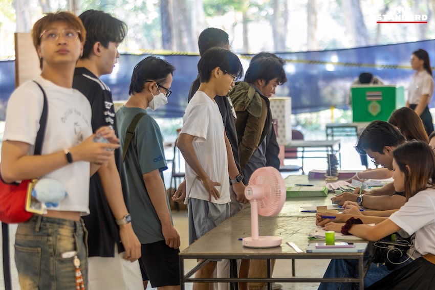 นักศึกษา มหาวิทยาลัยเชียงใหม่ ทยอยใช้สิทธิลงคะแนนเลือกตั้งและประชามติ บริเวณศาลาอ่างแก้ว บรรยากาศคึกคัก 5