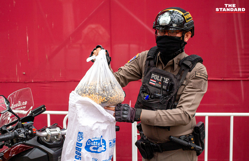 เจ้าหน้าที่ตำรวจเพิ่มกำลังดูแลความปลอดภัยนักท่องเที่ยวบริเวณลานประตูท่าแพ จังหวัดเชียงใหม่ 2