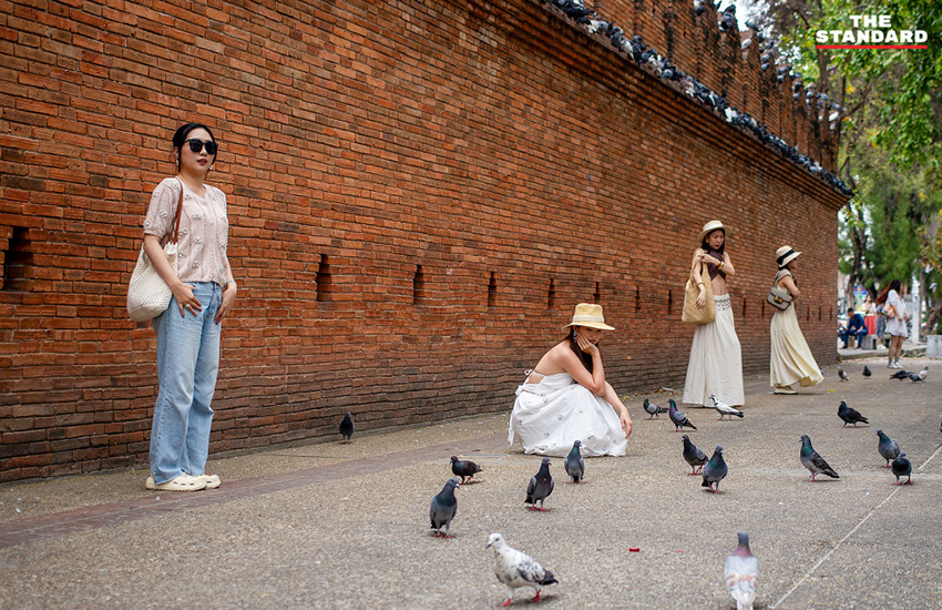 เจ้าหน้าที่ตำรวจเพิ่มกำลังดูแลความปลอดภัยนักท่องเที่ยวบริเวณลานประตูท่าแพ จังหวัดเชียงใหม่ 5