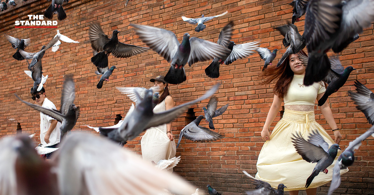 เจ้าหน้าที่ตำรวจเพิ่มกำลังดูแลความปลอดภัยนักท่องเที่ยวบริเวณลานประตูท่าแพ จังหวัดเชียงใหม่