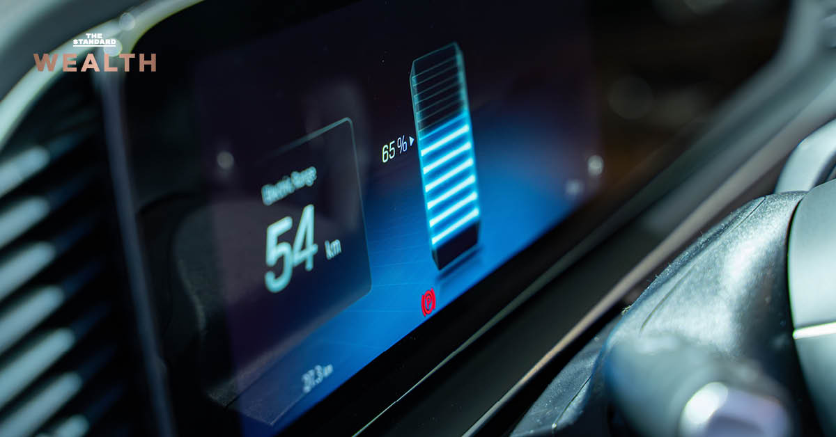 หน้าจอแสดงเปอร์เซ็นต์แบตเตอรี่ของรถยนต์ไฟฟ้า (EV) ที่กำลังถูกชาร์จ สื่อถึงการพัฒนาแบตเตอรี่ความจุสูงโดยนักวิทย์จีน