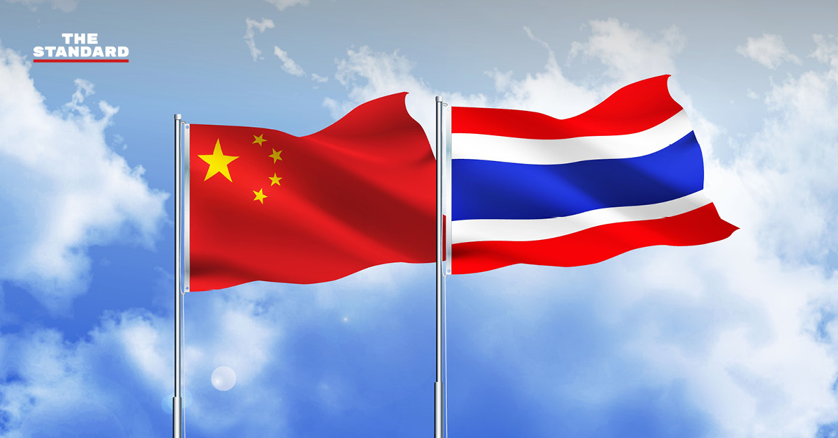 ภาพธงชาติไทยและธงชาติจีนคู่กัน สื่อถึงความสัมพันธ์ทวิภาคีและการร่วมมือกัน