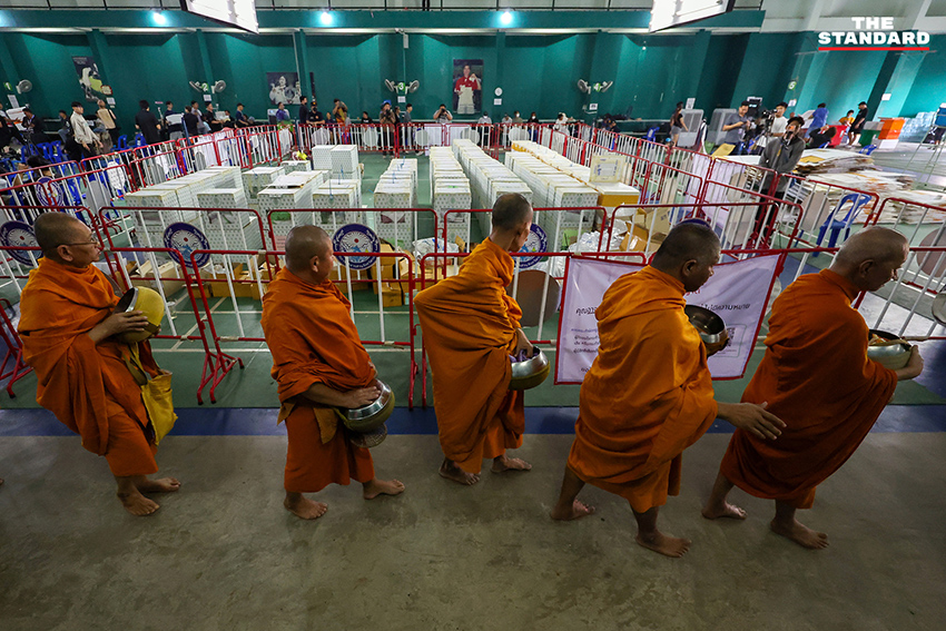 ประชาชน ชลบุรีเขต 1 ทำบุญตักบาตร โดยมีพระสงฆ์ 9 รูป เพื่ออุทิศส่วนกุศลให้ กกต. ทำหน้าที่อย่างเป็นธรรม หลังการเลือกตั้ง 1