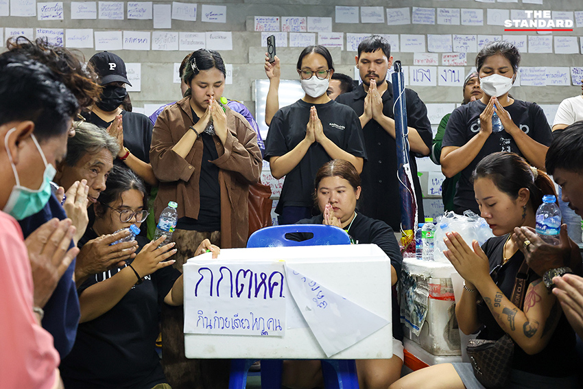 ประชาชน ชลบุรีเขต 1 ทำบุญตักบาตร โดยมีพระสงฆ์ 9 รูป เพื่ออุทิศส่วนกุศลให้ กกต. ทำหน้าที่อย่างเป็นธรรม หลังการเลือกตั้ง 2