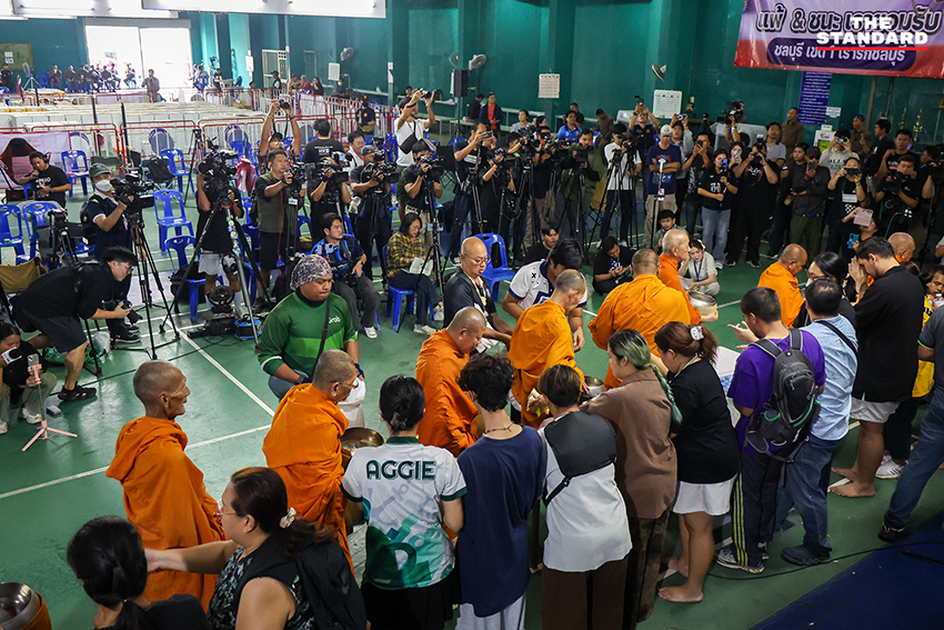 ประชาชน ชลบุรีเขต 1 ทำบุญตักบาตร โดยมีพระสงฆ์ 9 รูป เพื่ออุทิศส่วนกุศลให้ กกต. ทำหน้าที่อย่างเป็นธรรม หลังการเลือกตั้ง 3