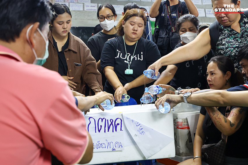 ประชาชน ชลบุรีเขต 1 ทำบุญตักบาตร โดยมีพระสงฆ์ 9 รูป เพื่ออุทิศส่วนกุศลให้ กกต. ทำหน้าที่อย่างเป็นธรรม หลังการเลือกตั้ง 4