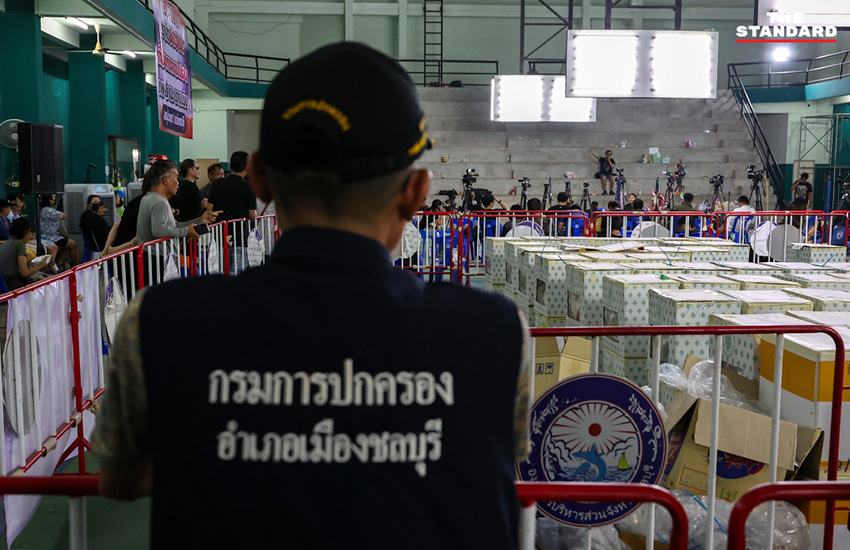 ตัวแทนกลุ่มประชาชนชลบุรีเขต 1 แถลงข่าวตอบโต้ กกต. ประเด็นการเฝ้าหีบบัตรเลือกตั้งและท้าให้เปิดหลักฐานพิสูจน์ความจริง 2