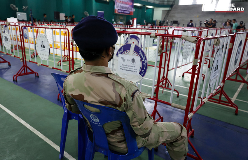 ตัวแทนกลุ่มประชาชนชลบุรีเขต 1 แถลงข่าวตอบโต้ กกต. ประเด็นการเฝ้าหีบบัตรเลือกตั้งและท้าให้เปิดหลักฐานพิสูจน์ความจริง 6