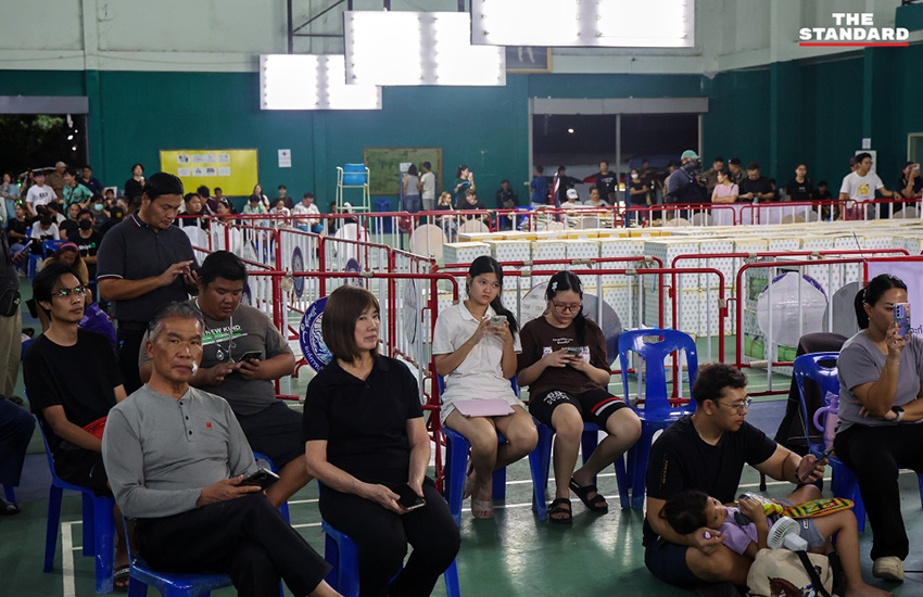 ตัวแทนกลุ่มประชาชนชลบุรีเขต 1 แถลงข่าวตอบโต้ กกต. ประเด็นการเฝ้าหีบบัตรเลือกตั้งและท้าให้เปิดหลักฐานพิสูจน์ความจริง 8