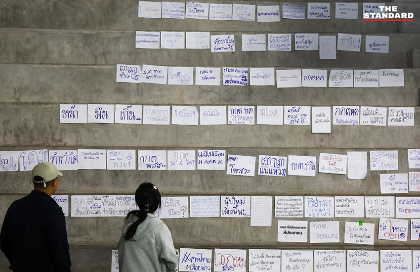 ประชาชนจำนวนมากปักหลักเฝ้าหีบบัตรเลือกตั้ง สส. ชลบุรี เขต 1 ณ สนามแบดมินตันเทศบาลเมืองชลบุรี เพื่อรอการตัดสินใจของ กกต. เรื่องการนับคะแนนใหม่ 1