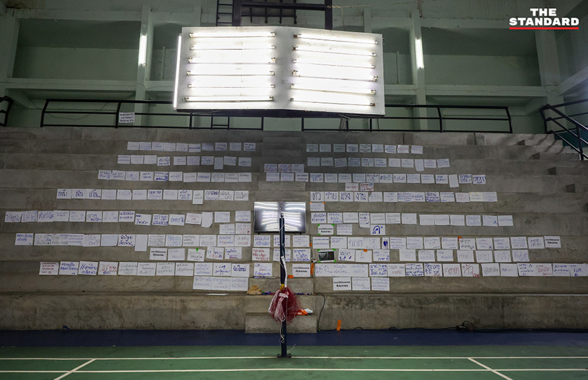 ประชาชนจำนวนมากปักหลักเฝ้าหีบบัตรเลือกตั้ง สส. ชลบุรี เขต 1 ณ สนามแบดมินตันเทศบาลเมืองชลบุรี เพื่อรอการตัดสินใจของ กกต. เรื่องการนับคะแนนใหม่ 3