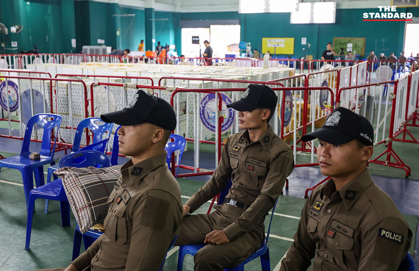 ประชาชนจำนวนมากปักหลักเฝ้าหีบบัตรเลือกตั้ง สส. ชลบุรี เขต 1 ณ สนามแบดมินตันเทศบาลเมืองชลบุรี เพื่อรอการตัดสินใจของ กกต. เรื่องการนับคะแนนใหม่ 7