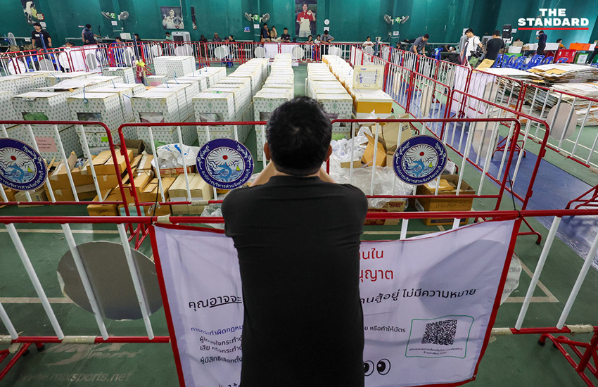 ประชาชนจำนวนมากปักหลักเฝ้าหีบบัตรเลือกตั้ง สส. ชลบุรี เขต 1 ณ สนามแบดมินตันเทศบาลเมืองชลบุรี เพื่อรอการตัดสินใจของ กกต. เรื่องการนับคะแนนใหม่ 8