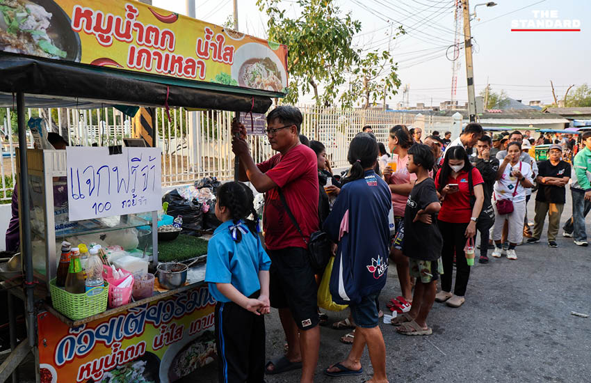 ประชาชนจำนวนมาก ปักหลักเฝ้าหีบบัตรเลือกตั้ง สส. ชลบุรี เขต 1 ตั้งแต่ช่วงบ่ายถึงค่ำ 10