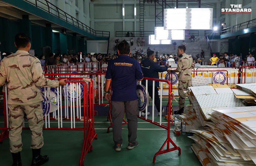 ประชาชนจำนวนมาก ปักหลักเฝ้าหีบบัตรเลือกตั้ง สส. ชลบุรี เขต 1 ตั้งแต่ช่วงบ่ายถึงค่ำ 11