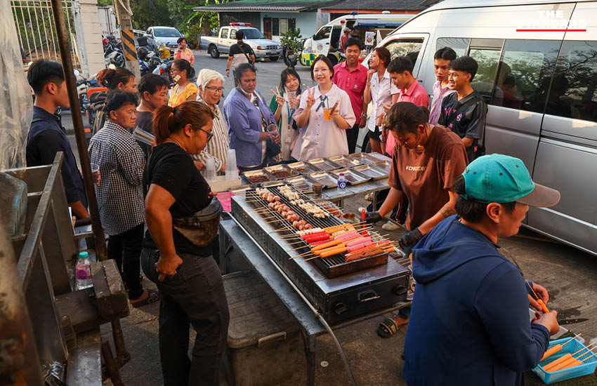 ประชาชนจำนวนมาก ปักหลักเฝ้าหีบบัตรเลือกตั้ง สส. ชลบุรี เขต 1 ตั้งแต่ช่วงบ่ายถึงค่ำ 12