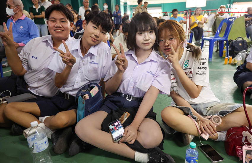 ประชาชนจำนวนมาก ปักหลักเฝ้าหีบบัตรเลือกตั้ง สส. ชลบุรี เขต 1 ตั้งแต่ช่วงบ่ายถึงค่ำ 3