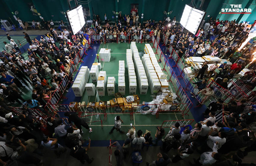 ประชาชนจำนวนมาก ปักหลักเฝ้าหีบบัตรเลือกตั้ง สส. ชลบุรี เขต 1 ตั้งแต่ช่วงบ่ายถึงค่ำ 4