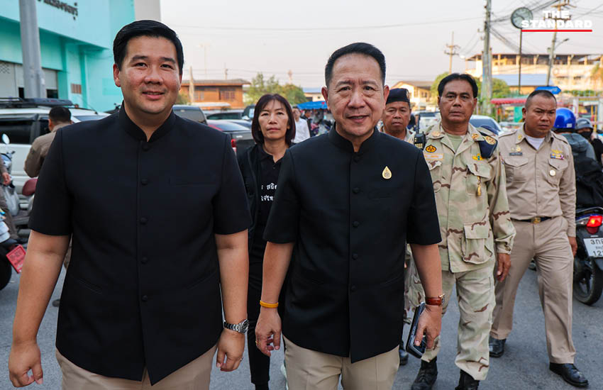 ประชาชนจำนวนมาก ปักหลักเฝ้าหีบบัตรเลือกตั้ง สส. ชลบุรี เขต 1 ตั้งแต่ช่วงบ่ายถึงค่ำ 5