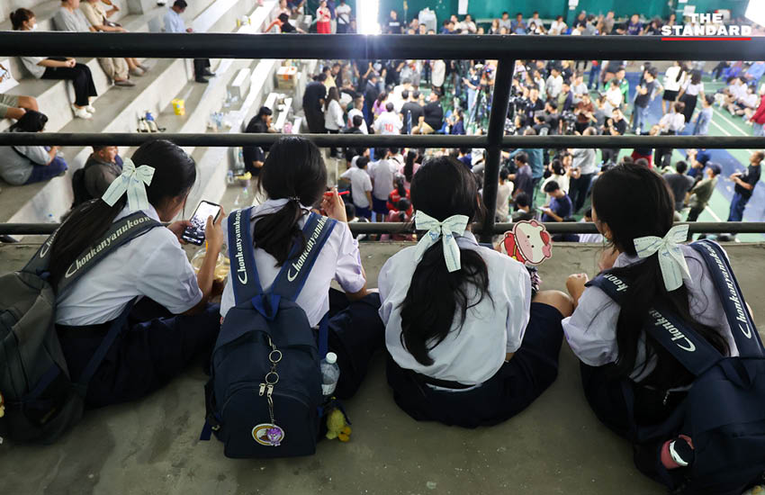 ประชาชนจำนวนมาก ปักหลักเฝ้าหีบบัตรเลือกตั้ง สส. ชลบุรี เขต 1 ตั้งแต่ช่วงบ่ายถึงค่ำ 6