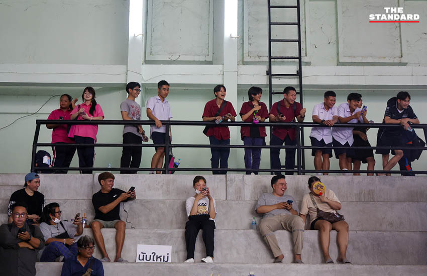 ประชาชนจำนวนมาก ปักหลักเฝ้าหีบบัตรเลือกตั้ง สส. ชลบุรี เขต 1 ตั้งแต่ช่วงบ่ายถึงค่ำ 7