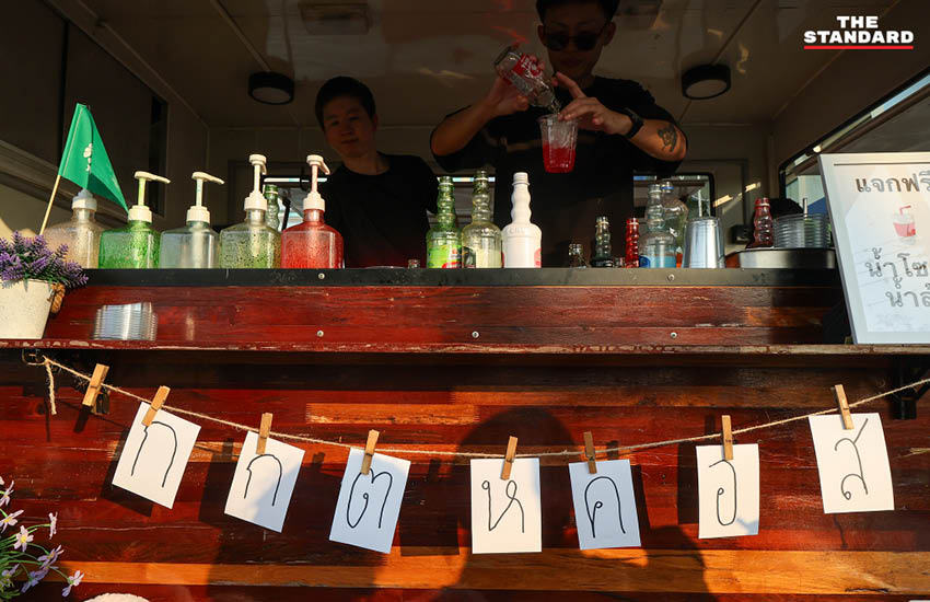 ประชาชนจำนวนมาก ปักหลักเฝ้าหีบบัตรเลือกตั้ง สส. ชลบุรี เขต 1 ตั้งแต่ช่วงบ่ายถึงค่ำ 8