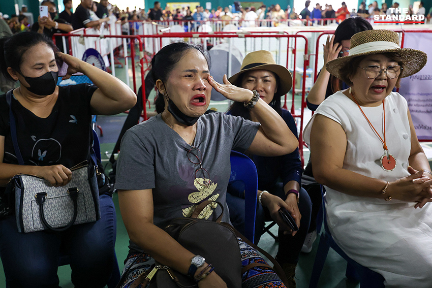 ประชาชนชาวชลบุรีรวมตัวประท้วงมติ กกต. ไม่สั่งนับคะแนนใหม่ พร้อมปักหลักรอหลักฐานจากกล้องวงจรปิด 1