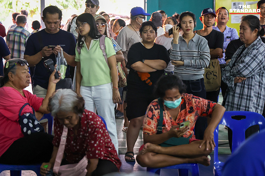 ประชาชนชาวชลบุรีรวมตัวประท้วงมติ กกต. ไม่สั่งนับคะแนนใหม่ พร้อมปักหลักรอหลักฐานจากกล้องวงจรปิด 10
