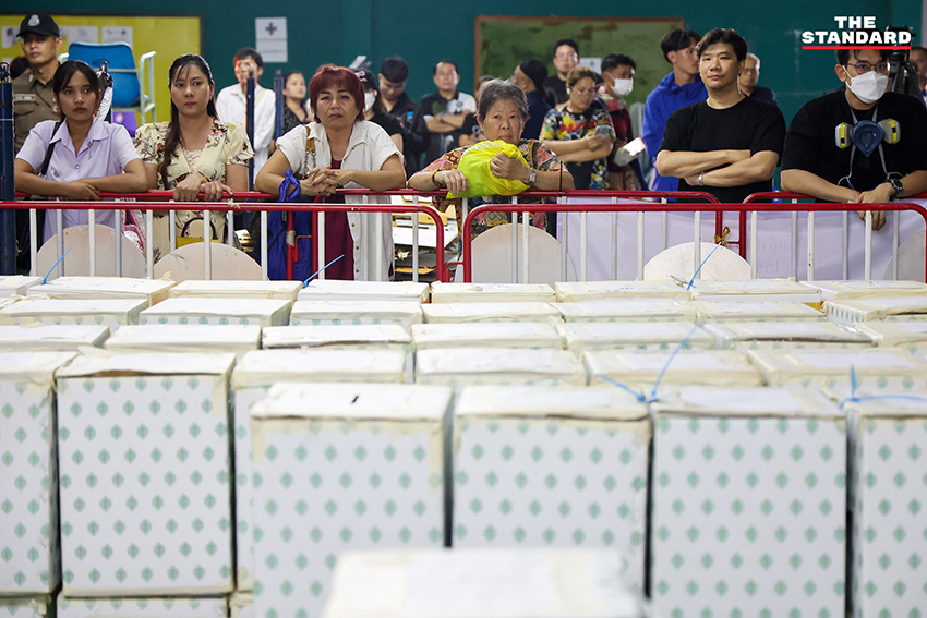 ประชาชนชาวชลบุรีรวมตัวประท้วงมติ กกต. ไม่สั่งนับคะแนนใหม่ พร้อมปักหลักรอหลักฐานจากกล้องวงจรปิด 3