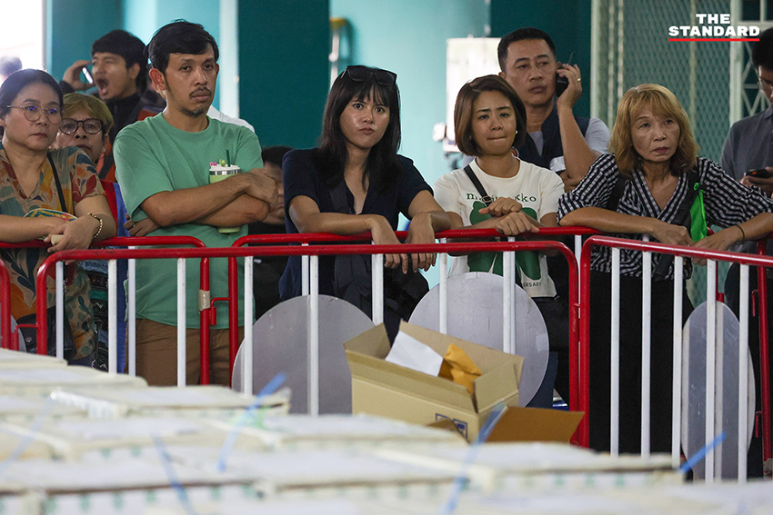 ประชาชนชาวชลบุรีรวมตัวประท้วงมติ กกต. ไม่สั่งนับคะแนนใหม่ พร้อมปักหลักรอหลักฐานจากกล้องวงจรปิด 5