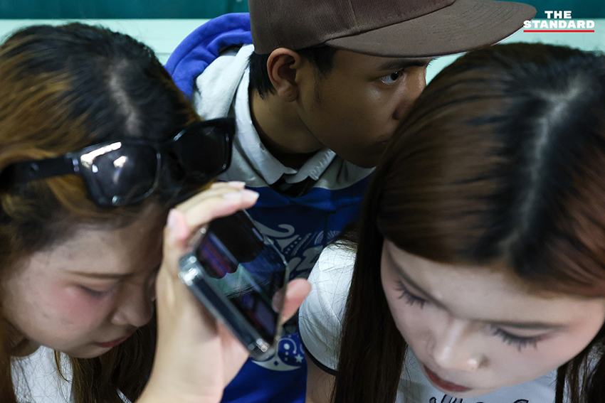 ประชาชนชาวชลบุรีรวมตัวประท้วงมติ กกต. ไม่สั่งนับคะแนนใหม่ พร้อมปักหลักรอหลักฐานจากกล้องวงจรปิด 6