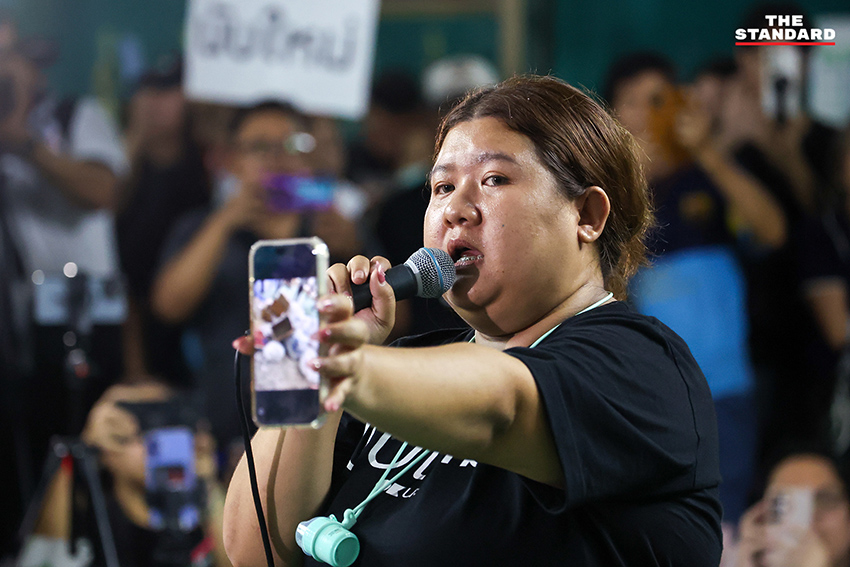 ประชาชนชาวชลบุรีรวมตัวประท้วงมติ กกต. ไม่สั่งนับคะแนนใหม่ พร้อมปักหลักรอหลักฐานจากกล้องวงจรปิด 7