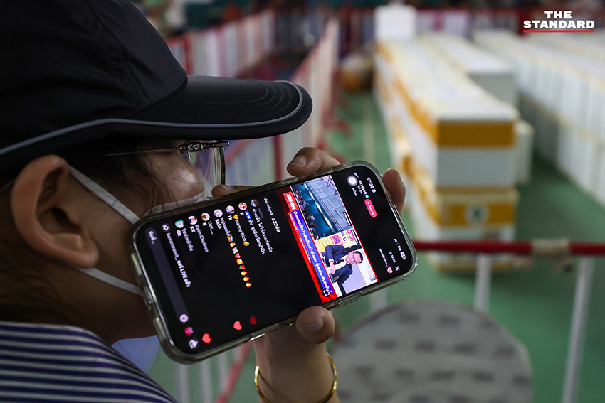 ประชาชนชาวชลบุรีรวมตัวประท้วงมติ กกต. ไม่สั่งนับคะแนนใหม่ พร้อมปักหลักรอหลักฐานจากกล้องวงจรปิด 9