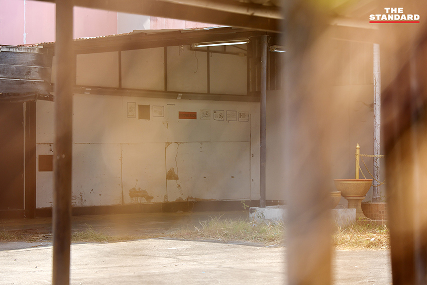 ประชาชนเฝ้าสังเกตการณ์โกดังเก่า จุดเก็บหีบบัตรเลือกตั้ง สส. ชลบุรี เขต 3 2