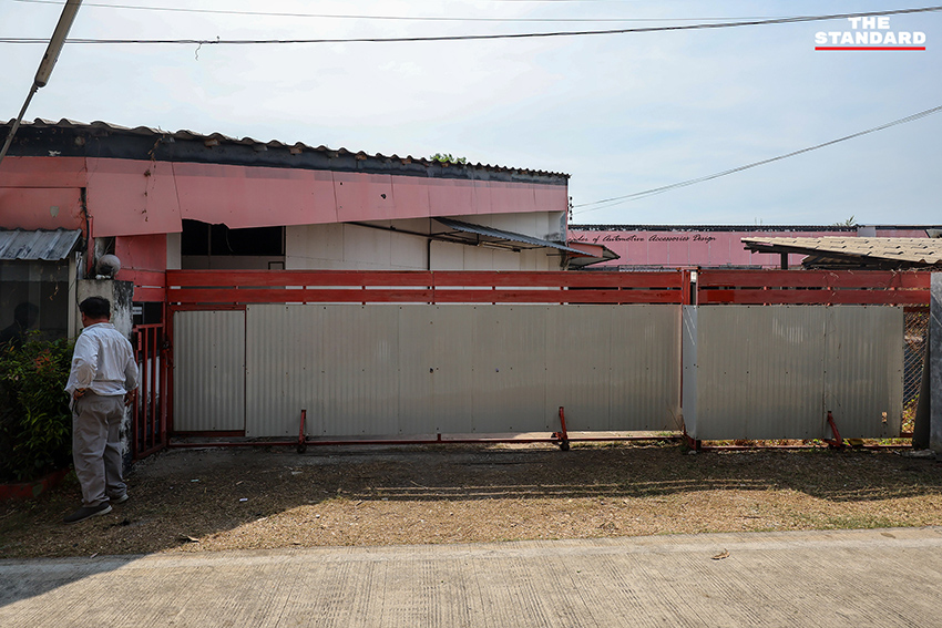 ประชาชนเฝ้าสังเกตการณ์โกดังเก่า จุดเก็บหีบบัตรเลือกตั้ง สส. ชลบุรี เขต 3 3