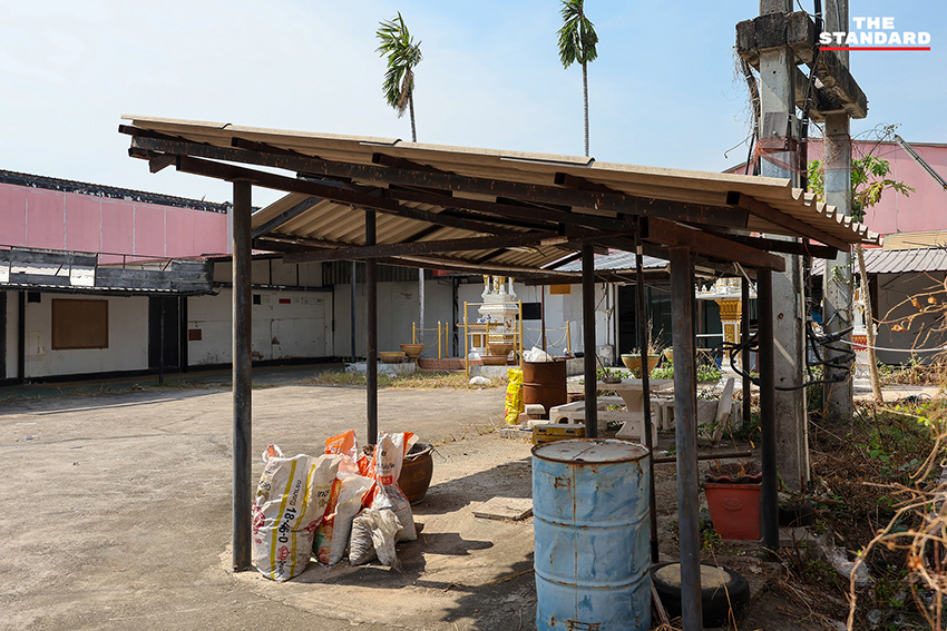 ประชาชนเฝ้าสังเกตการณ์โกดังเก่า จุดเก็บหีบบัตรเลือกตั้ง สส. ชลบุรี เขต 3 4