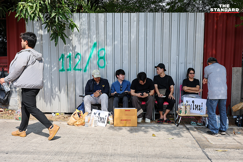 ประชาชนเฝ้าสังเกตการณ์โกดังเก่า จุดเก็บหีบบัตรเลือกตั้ง สส. ชลบุรี เขต 3 5