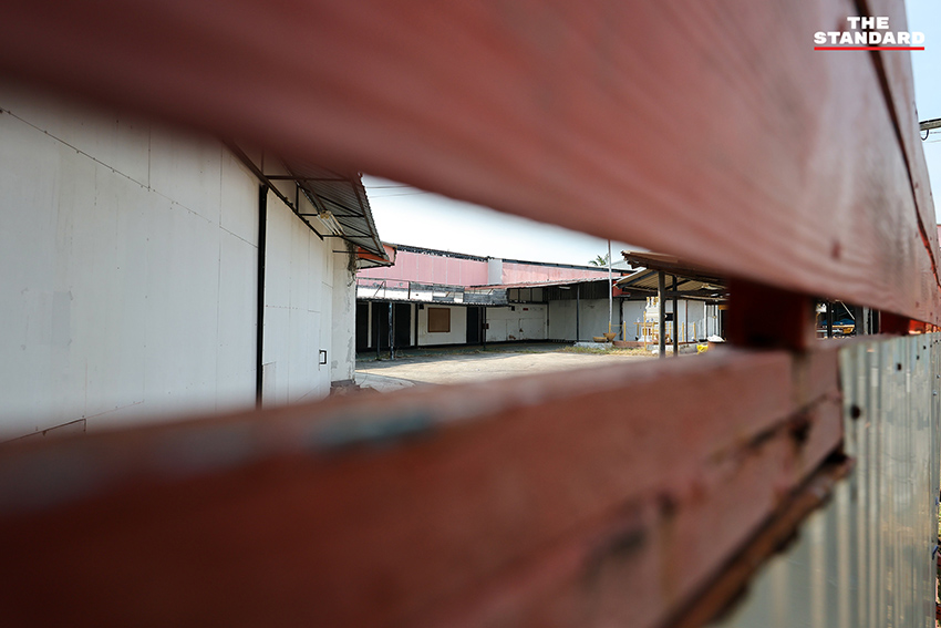 ประชาชนเฝ้าสังเกตการณ์โกดังเก่า จุดเก็บหีบบัตรเลือกตั้ง สส. ชลบุรี เขต 3 7